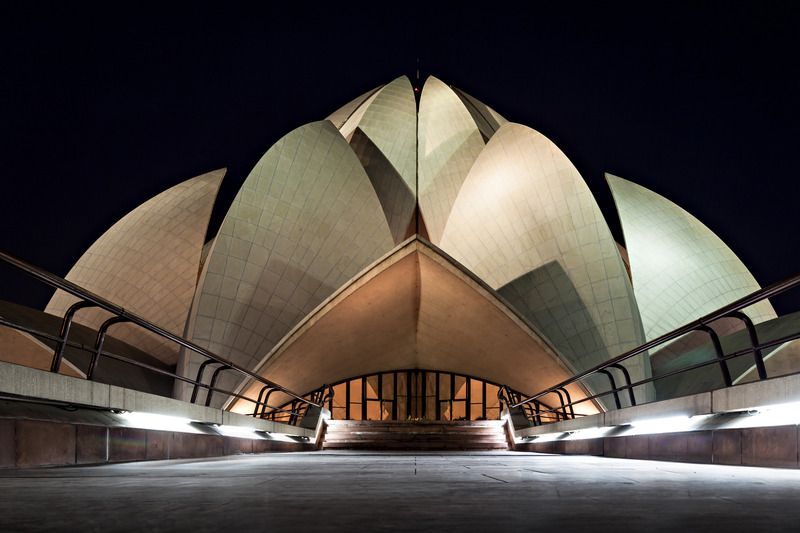 Lotus_Temple_in_New_Delhi,_India._The_Bahai_House_of_Worship_in_New_Delhi,_popularly_known_as_the_Lotus_Temple_due_to_its_flowerlike_shape.