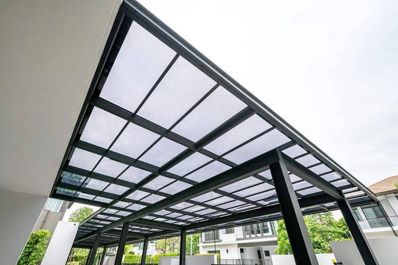 Transparent_acrylic_roof_sheet_close-up_for_garage_roof_construction