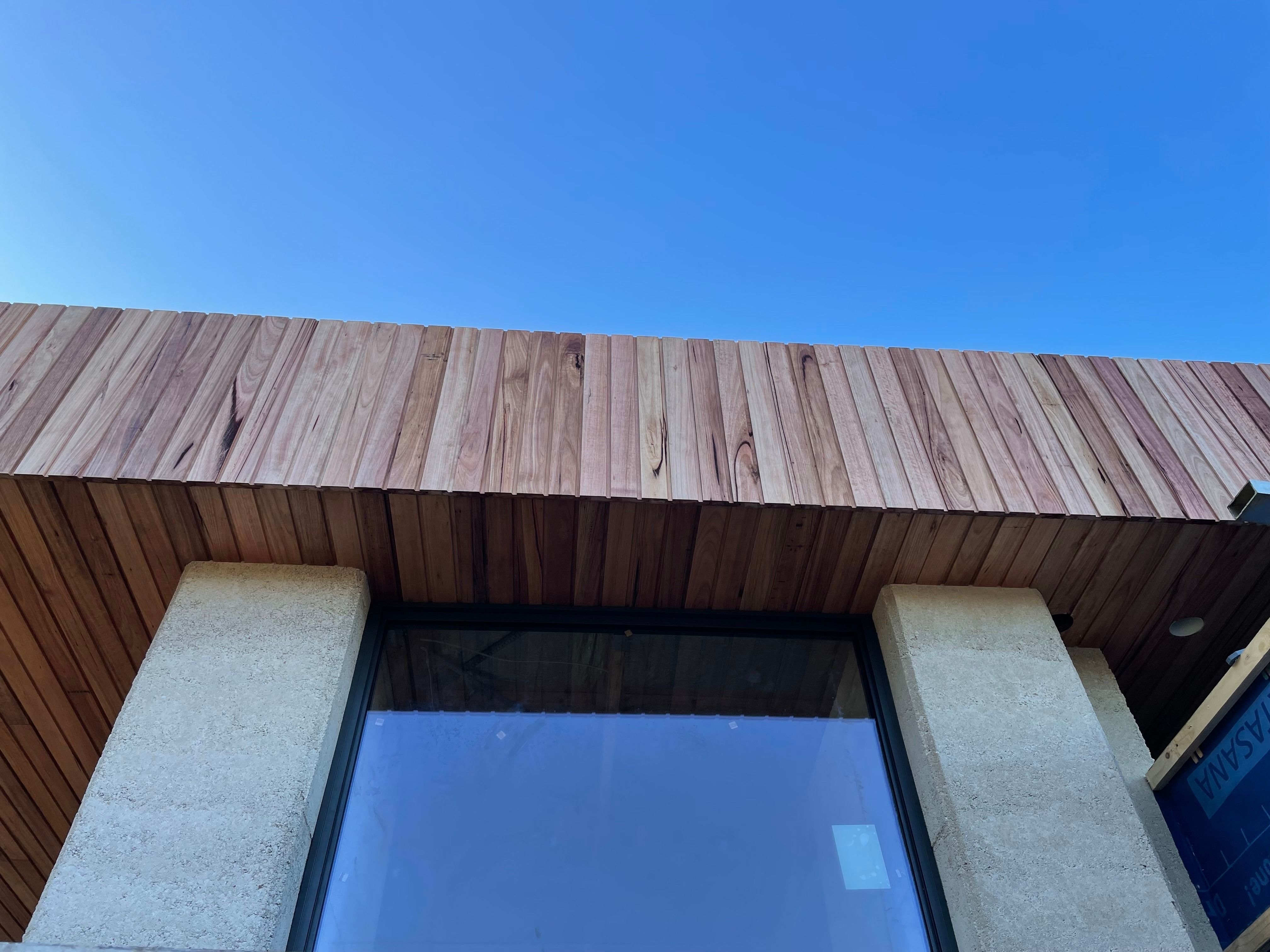 Timber_parapet_over_rammed_earth_wall_and_window
