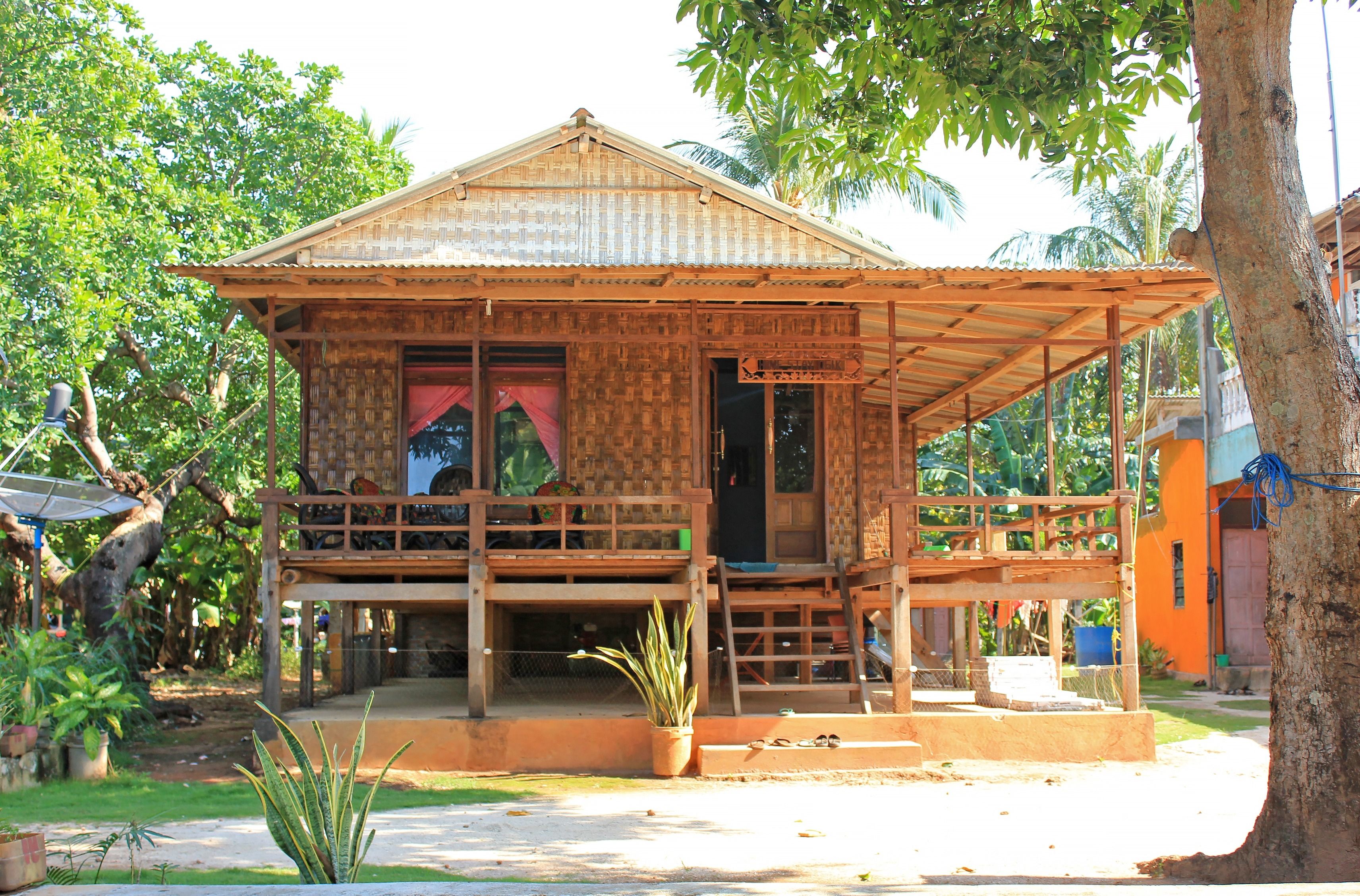 Woven_bamboo_house_on_stilts_in_Karimun_Jawa_Indonesia